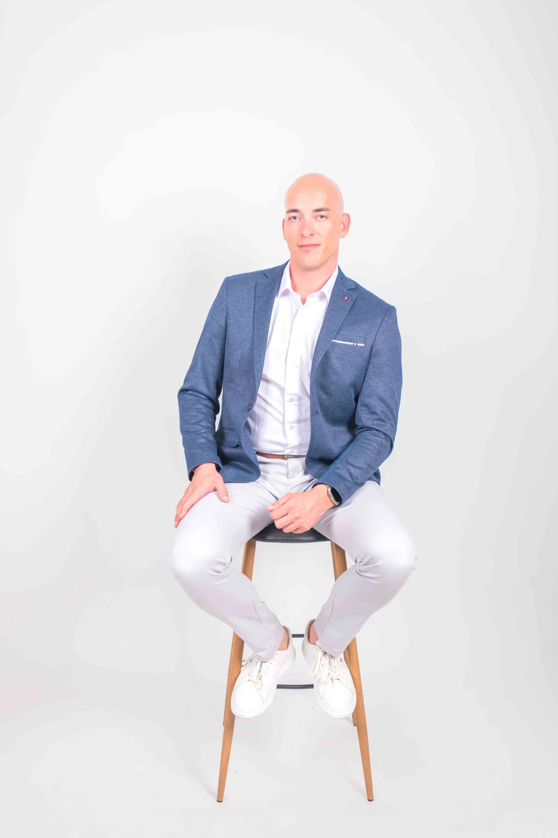 Petr Kubina, realitní makléř České Budějovice, v saku sedící portrét
