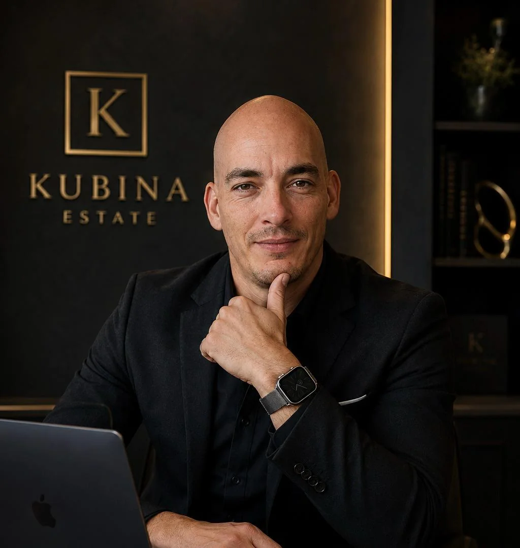 Petr Kubina při práci u počítače v kanceláři Kubina Estate